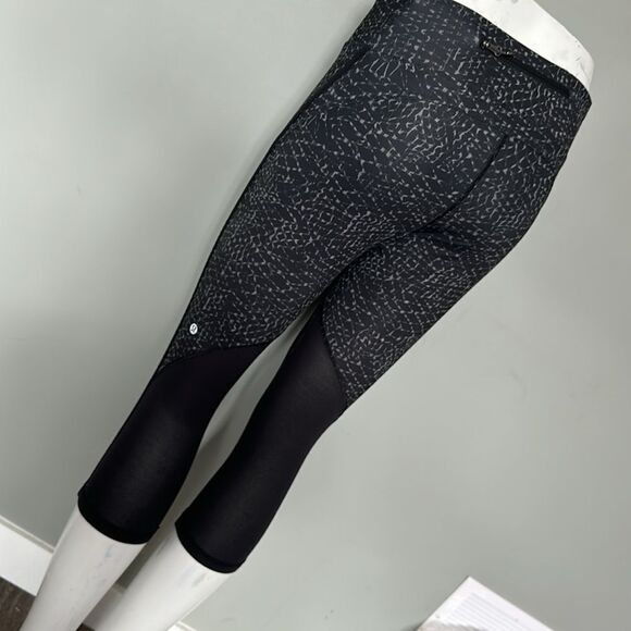 Lululemon Run Inspire Size 6 Capris - Picture 2 of 2